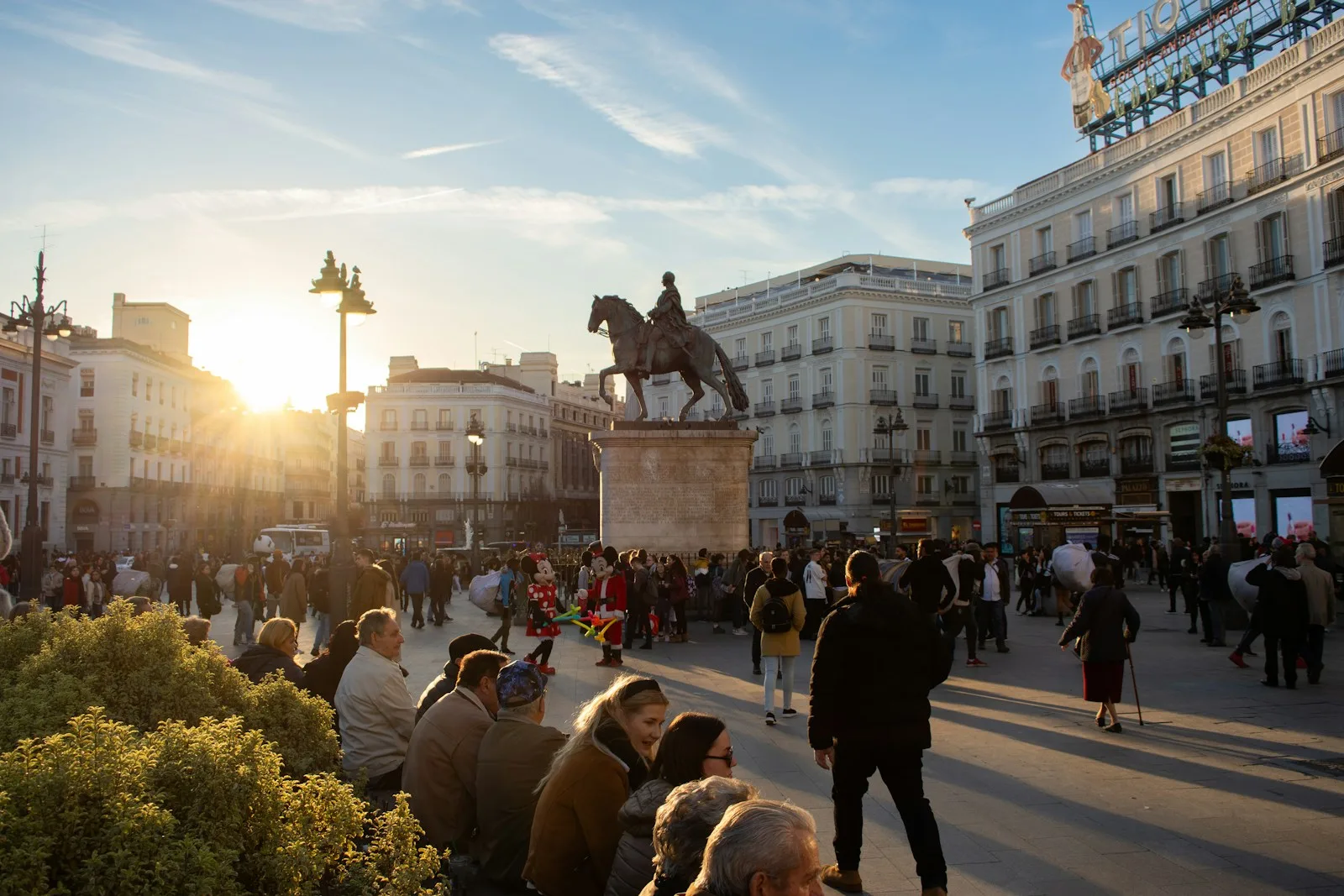 Plaza de Cascorro in Madrid with Sunday market activity around El Rastro